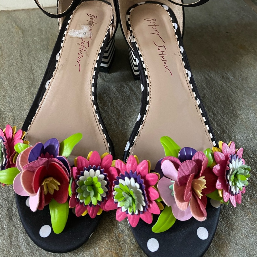 !!! ON HOLD !! Betsy Johnson heels